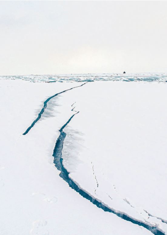 Lago Bajkal ghiacciato, nell'Oblast’ di Irkutsk in Siberia, Russia. Foto di Ekaterina Sazonova.