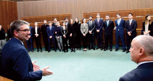 L'assessore regionale Pierpaolo Roberti nell'Aula del Consiglio regionale, con studenti del Corso Origini promosso dal MIB School of Management di Trieste